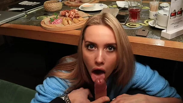 Jolie blonde suce au restaurant - porno public amateur