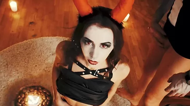 Секс-Хэллоуин с похотливой Миа Бандини в наряде дьяволицы