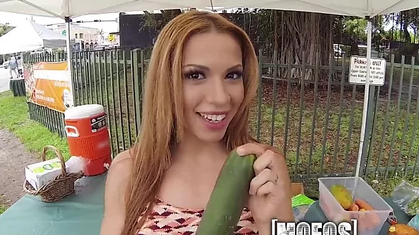 Sexy Latina bittet um einen großen Schwanz - mofos pov milf porn