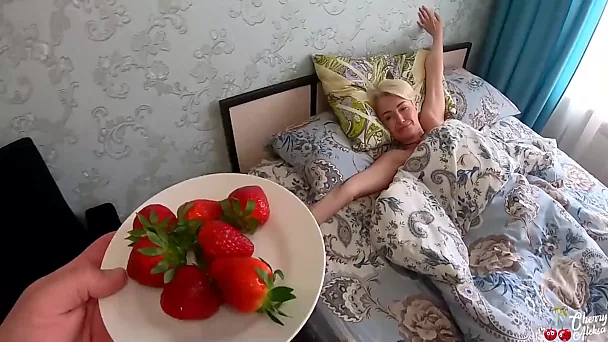 Cherry aleksa aß Erdbeeren, die ihr Freund mit Sperma übergoss