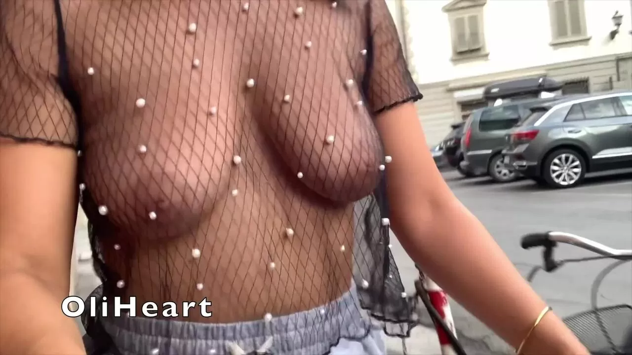 ein transparentes Top und kein BH ist die perfekte Kombination, oder?