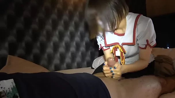 Une écolière japonaise donne une branlette à son professeur pervers