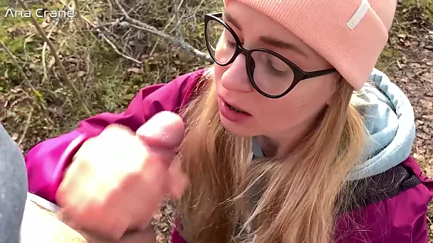 Ana ist etwas kalt geworden und will jetzt mitten im Wald einen heißen Cumshot trinken