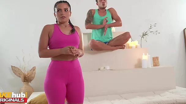 Ariana van x non poteva fare yoga a causa della sua sete di sesso