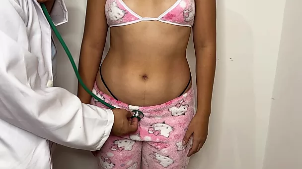 통통한 금발 latina 재생 환자-의사 게임 와 그녀의 변태 계부