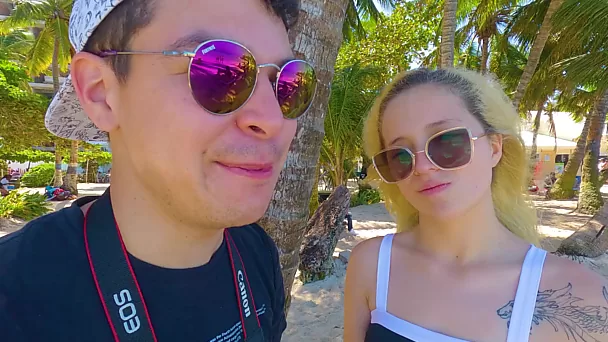 Hübsche blonde Süße genießt an ihrem ersten Tag auf der Insel einen heißen Hotelfick mit ihrem Freund