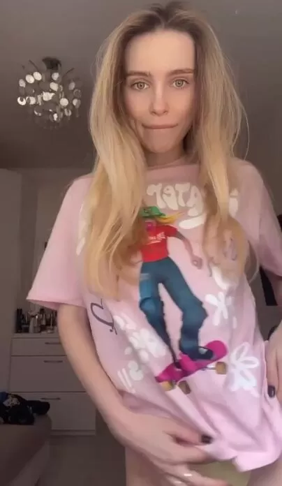 Blonde slut love showing huge boobs