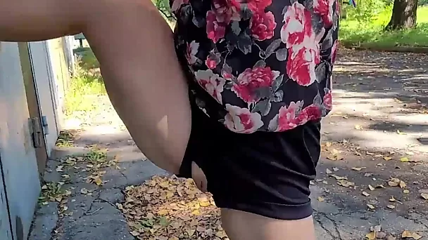 Chica traviesa muestra su coño en la calle