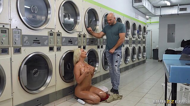 Fuck-urging Busty Blonde MILF Tempts a Stranger To a Gonzo Anal In the Public Laundry