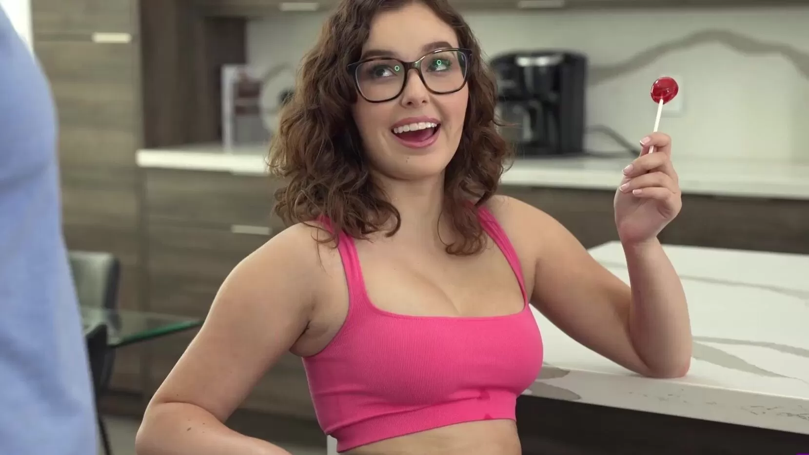 Man muss der Stiefschwester nicht zweimal sagen, dass sie den Schwanz ihres  Stiefbruders lutschen soll