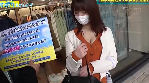 Japanisches Mädchen von der Straße bekommt Creampie, nachdem sie Sex mit einem Fremden gespritzt hat