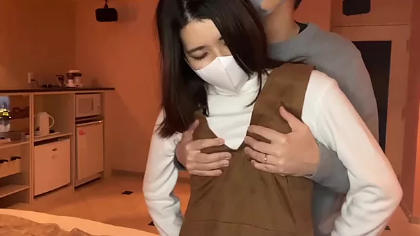 男は小柄な日本の女の子の硬い乳首を吸い、彼女の膣をドリルします