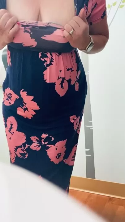 Milf de 39 anos de 3 professora que está tão animada com a temporada de vestidos de verão. Podemos fazer uma reunião de pais e professores?