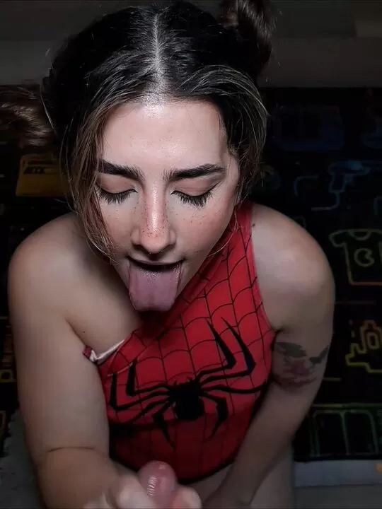 Spidergirl ist auf ihrem Gesicht fertig