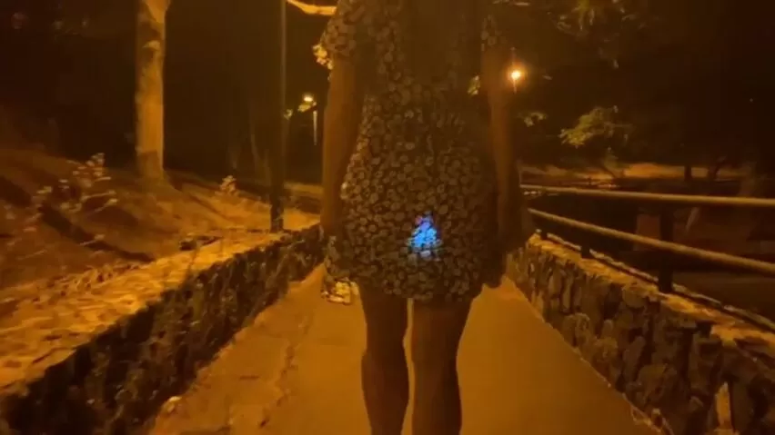 A única milf da vizinhança levando seu plug anal para um passeio noturno