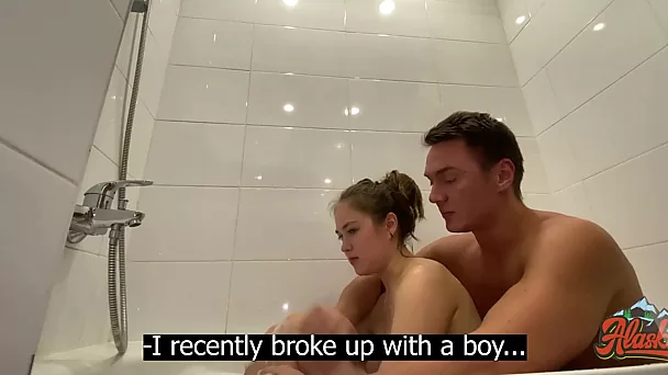 O padrasto amoroso ajuda a filha a fazer sexo no banho.