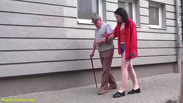 Une brune perverse veut baiser avec son grand-père