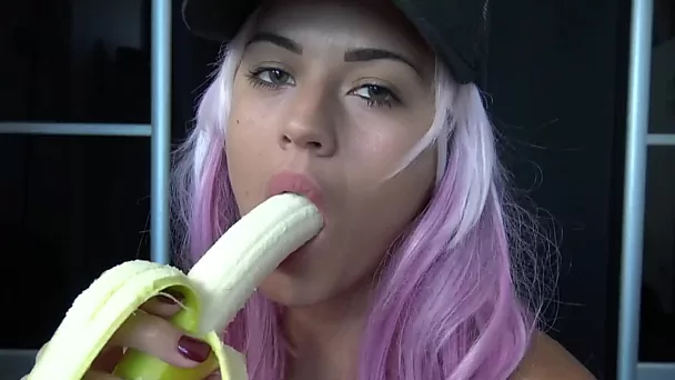 Sexy vollbusige Französin masturbiert und spritzt mit Banane