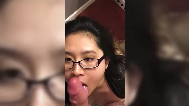Молоденькая студентка-азиатка согласилась на быстрый секс со своим другом и сосет член прямо в туалете