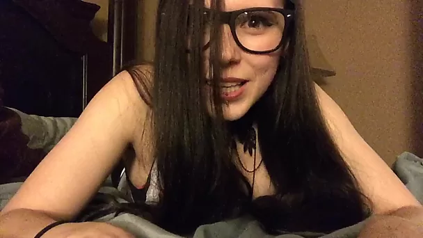 Секси красотка в очках заставит тебя кончить АСМР видео - Соло Порно