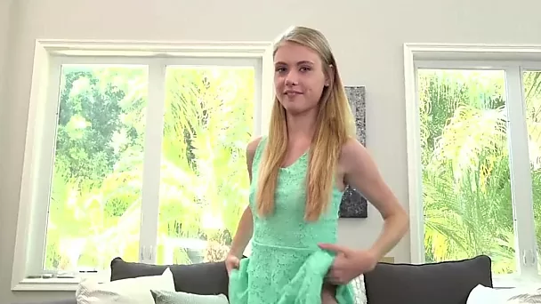 Unschuldiges Mädchen mit zierlichen Titten Hannah Hays spreizt ihre Beine während des heißen Castings