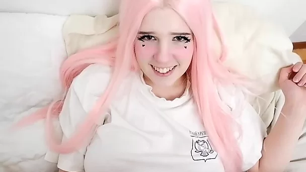 Adolescente de cabelo rosa deseja penetração anal