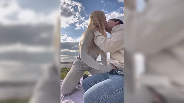 Die süße, schlanke Blondine beglückt ihren Freund mit dem besten Blowjob an einem romantischsten, malerischen Ort