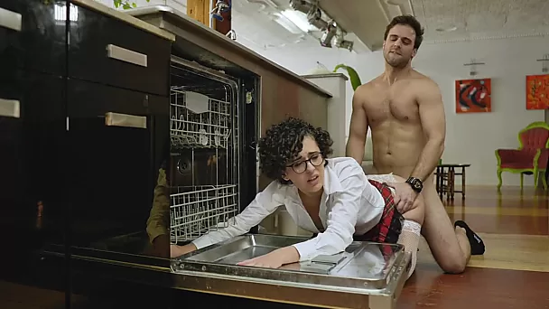 A universitária ficou presa de propósito para seduzir o bonitão para trepar loucamente na cozinha