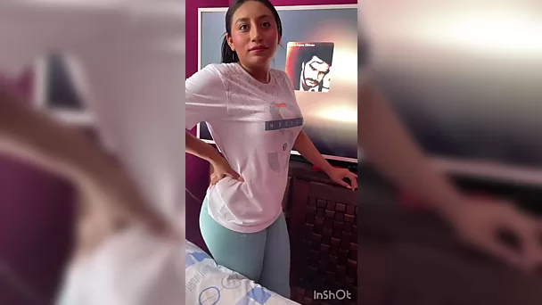 Latina milf sedujo al hijo de su jefe y saltó sobre su polla