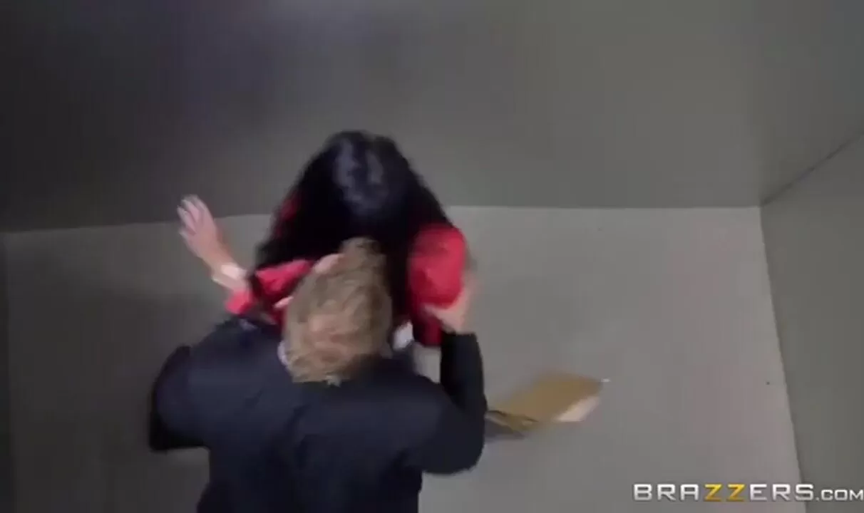 Peta Jensen recibiendo sexo anal en el ascensor