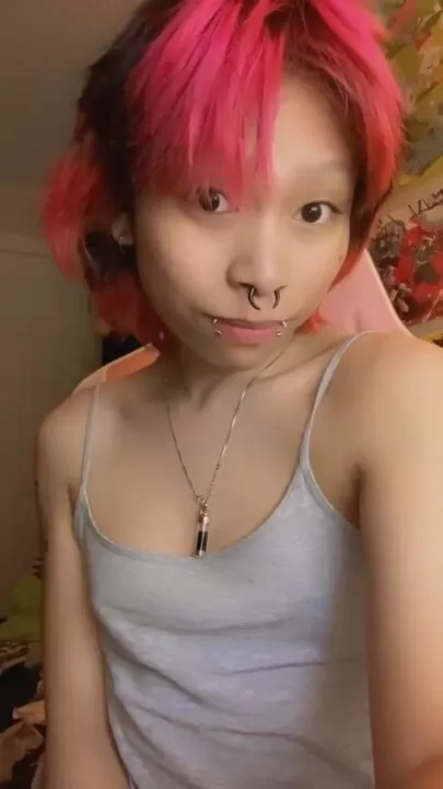 我可以成为你第一次和 85 磅 Tgirl 在一起吗