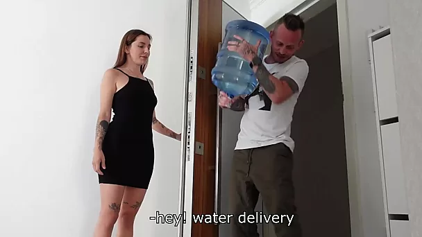 Russian wife cheats on her husband with tattooed delivery guy