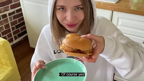 Una bella ragazza succhia il cazzo per farsi sborrare sul suo hamburger californiano.