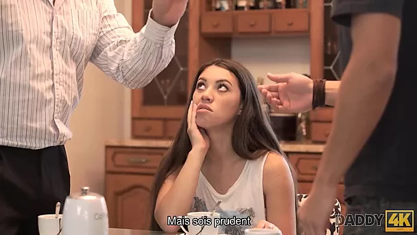 Nena española quiere la polla de su padrastro sobre la de su novio.