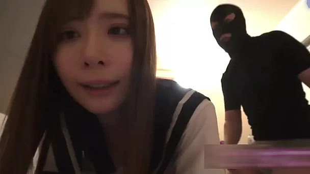 Drobna, szczupła japońska studentka pozwala facetowi bawić się jej cipką, zanim ją zerżnie