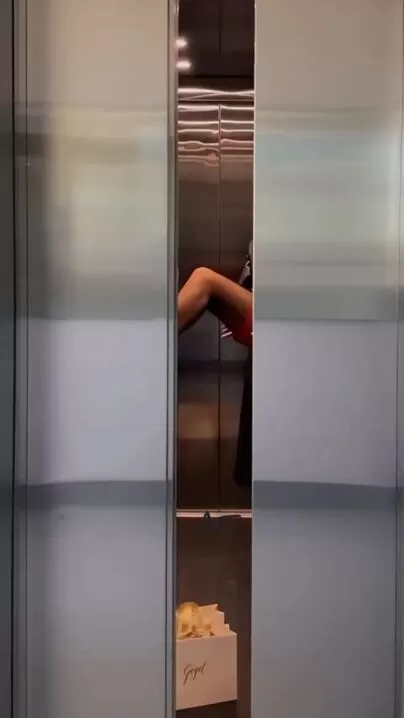 Überraschung im Aufzug