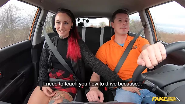 Sexy meid geeft haar rij-instructeur een onvergetelijke seks in de auto.