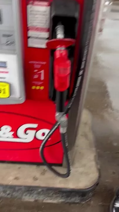 Piscando no posto de gasolina (;