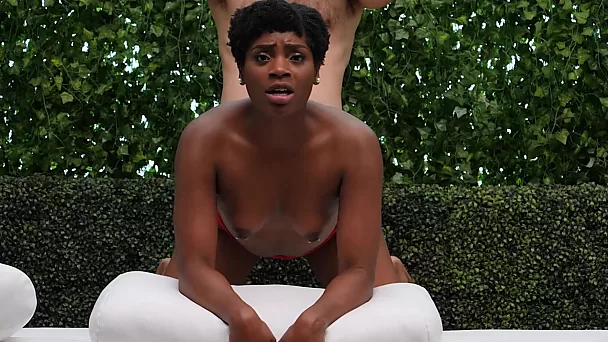 Das Afro-Babe Kelly zeigt dem Casting-Agenten mit einem großen weißen Schwanz ihr Können