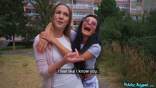 Kinky tieners spelen met centimeters vreemdeling die ze op straat oppikte