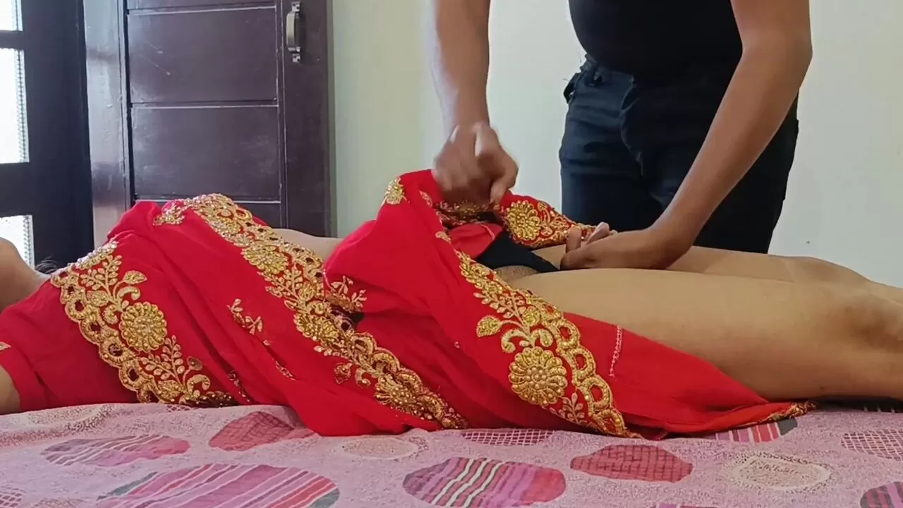 Eine heiße Stiefmutter aus Indien lässt sich von ihrem lüsternen Stiefsohn in die Muschi ficken. HQ Nacktbild