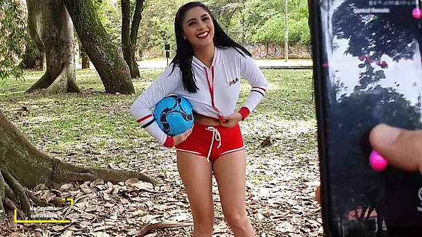 Una latina sportiva squirta con un giocattolo telecomandato nella figa