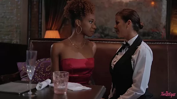 Las lesbianas ricas traviesas alexis fawx y lacey london comparten una noche en el restaurante