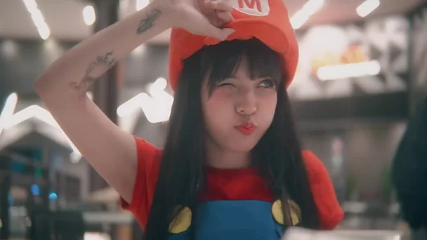 Super Mario-meid plaagt met haar kontje en pijpt in pov
