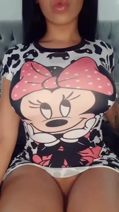 Minnie Mouse pyjama.  Paulina Vergara
