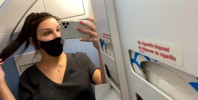 Hübsches Mädchen in einem Flugzeug