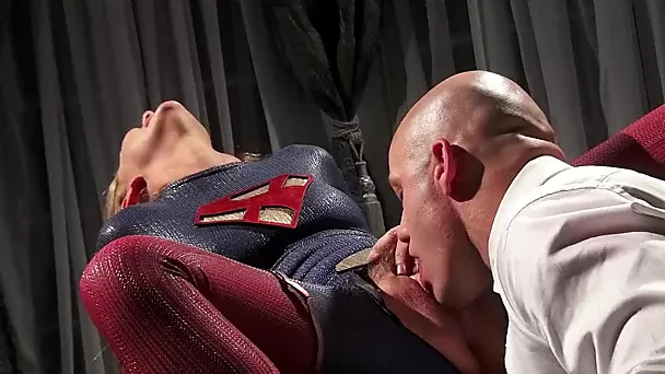 Supergirl wird mit Lex intim