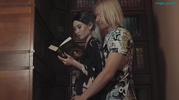 Heimelijke neukbeurt in de bibliotheek door een Aziatische cosplayer en haar vriendje