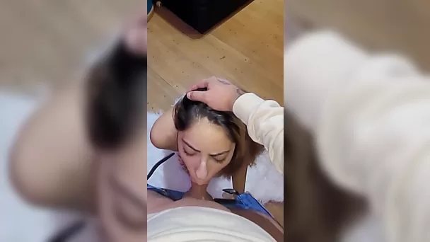 Seksowna koleżanka z latynoski pozwala facetowi używać jej ust i tyłka