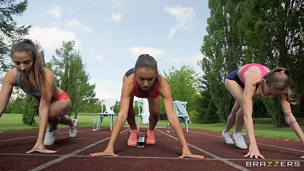 Een sportief schatje krijgt een grote lul van haar coach als hoofdprijs.